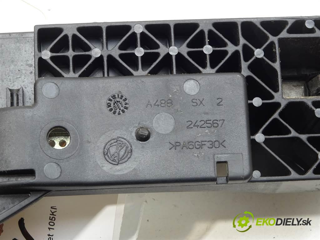 Fiat Bravo II  2008 77kW HATCHBACK 5D 1.6D Multijet 105KM 07-14 1598 Kľučka predný ľavá strana vonkajšia  (Vonkajšie predné ľavé)