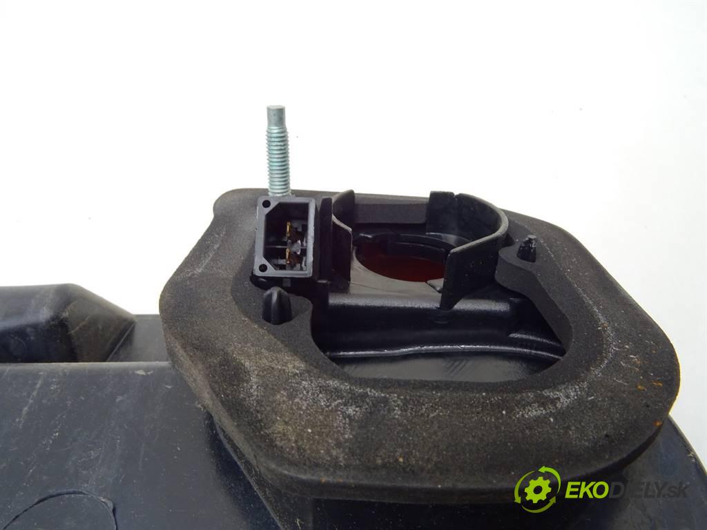 Audi A6 C5  1998 121 kW SEDAN 4D 2.4B V6 165KM 97-04 2400 zadní část - čelo lišta dveří zadní část 4B5945695E