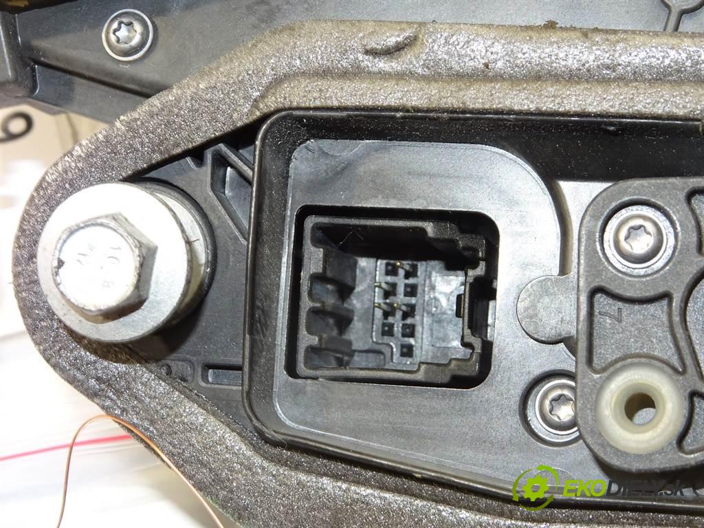 Opel Astra K    15-19  zámok přední část levý