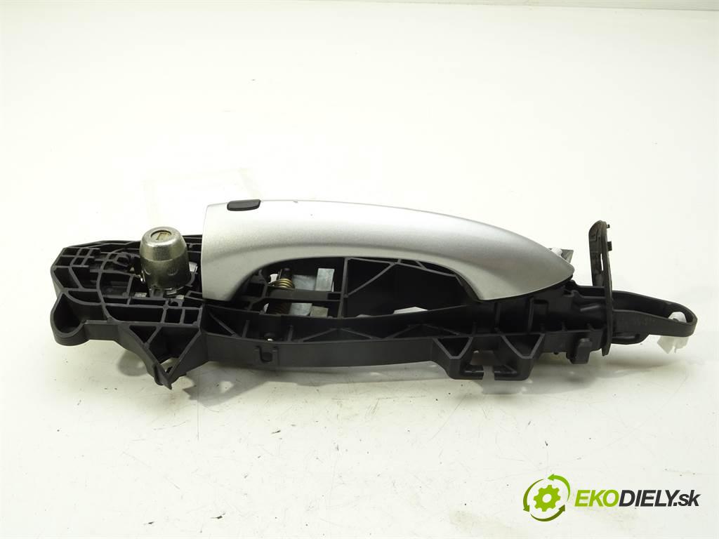 Opel Astra K    15-19  Kľučka predný ľavá strana vonkajšia  (Vonkajšie predné ľavé)