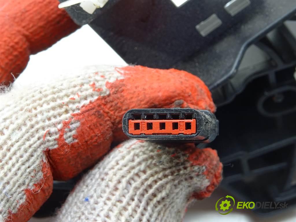 Opel Astra K    15-19  Kľučka predný ľavá strana vonkajšia  (Vonkajšie predné ľavé)