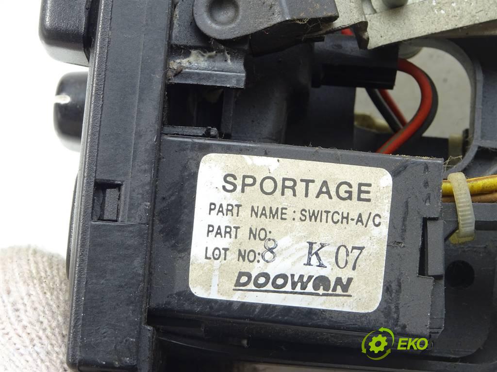 Kia Sportage I  1997  4WD 2.0B 128KM 93-04 2000 Panel ovládania kúrenia K01161190E (Prepínače, spínače, tlačidlá a ovládače kúrenia)