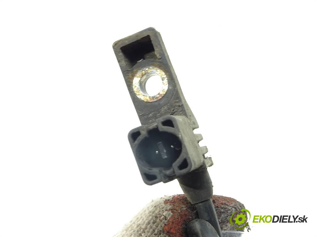 Mercedes-Benz B W245  2006  2.0T 193KM 05-11 2000 Snímač ABS predný pravy 2105407781 (Snímače ABS)