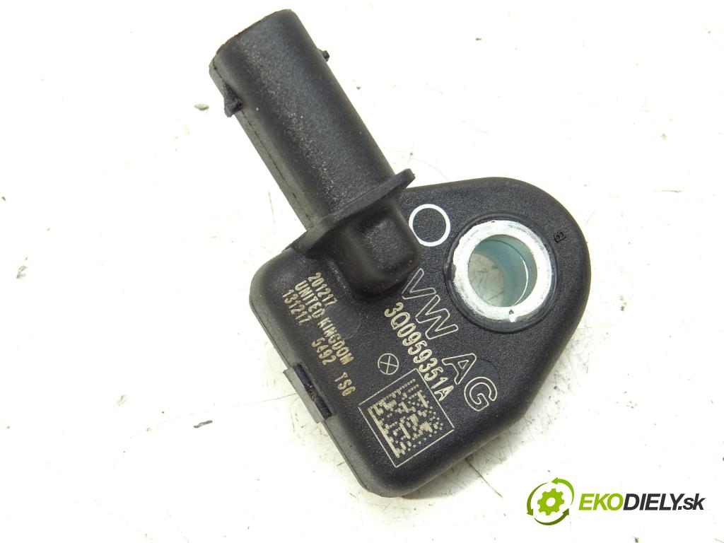 VW PASSAT B8 Variant (3G5, CB5) 2014 - 2022    2.0 TDI 4motion 176 kW [240 KM] olej napędowy 2014  Snímač nárazu 3Q0959351A (Snímače nárazu)