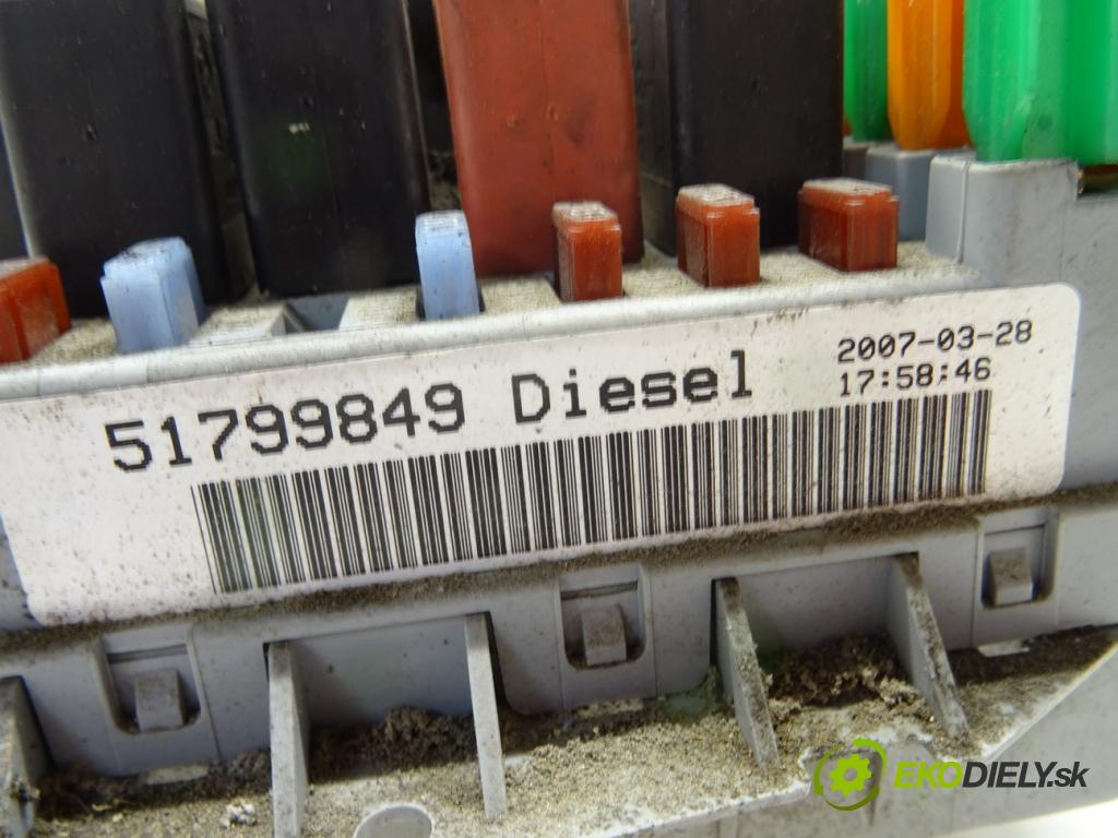 FIAT LINEA (323_, 110_) 2006 - 2022    1.3 D Multijet (323AXB11, 323AXB1A) 66 kW [90 KM]   skříňka poistková 51799849 (Pojistkové skříňky)