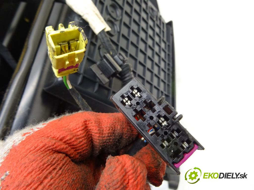 SKODA OCTAVIA II Combi (1Z5) 2004 - 2013    1.9 TDI 77 kW [105 KM] olej napędowy 2004 - 2010  Sedadlo pravy  (Sedačky, sedadlá)