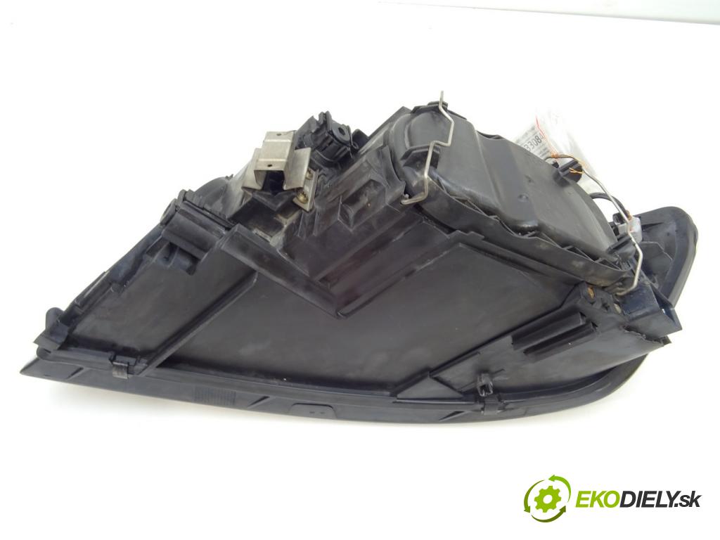 VOLVO V50 (545) 2003 - 2012    2.0 CDI 98 kW [133 KM] olej napędowy 2003 - 2006  Svetlomet pravy 30698886 (Pravé)