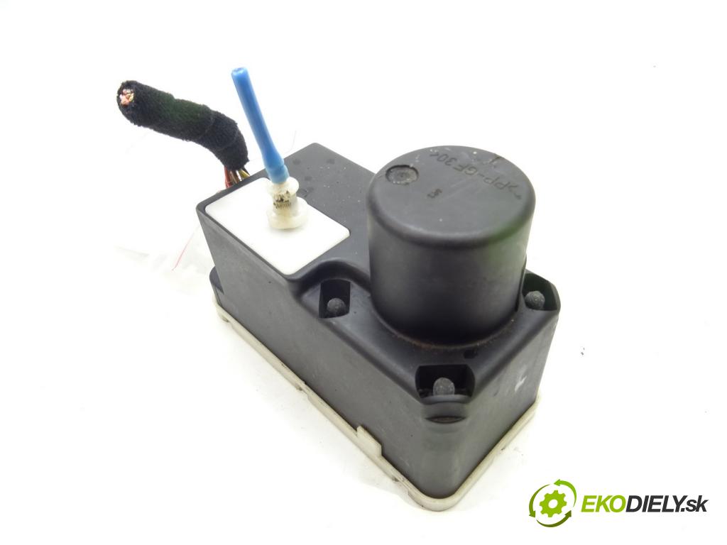 VW POLO (6N2) 1999 - 2001    1.4 44 kW [60 KM] benzyna 1999 - 2001  pumpa centrálneho zámku 6N0962257 (Riadiace jednotky centrálneho zámku)