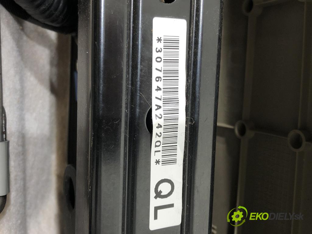 TOYOTA LAND CRUISER 200 (_J2_) 2007 - 2022    5.7 V8 (URJ200) 280 kW [381 KM] benzyna 2008 - 202  Sedadlo ľavy  (Sedačky, sedadlá)