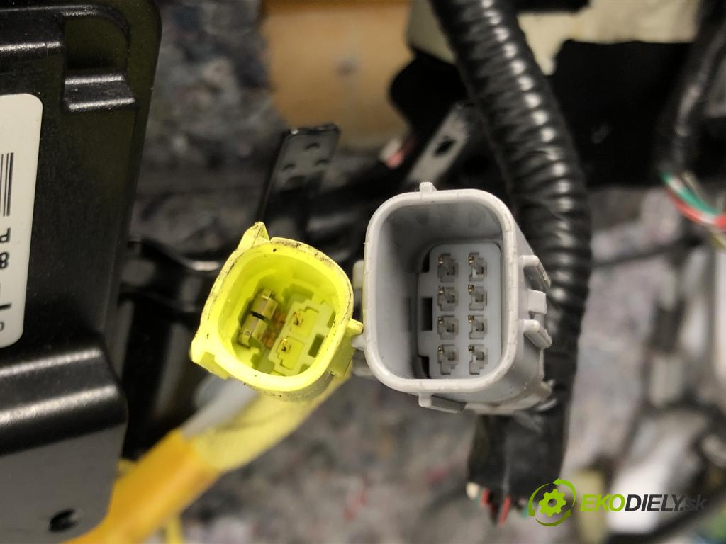 TOYOTA LAND CRUISER 200 (_J2_) 2007 - 2022    5.7 V8 (URJ200) 280 kW [381 KM] benzyna 2008 - 202  Sedadlo pravy  (Sedačky, sedadlá)