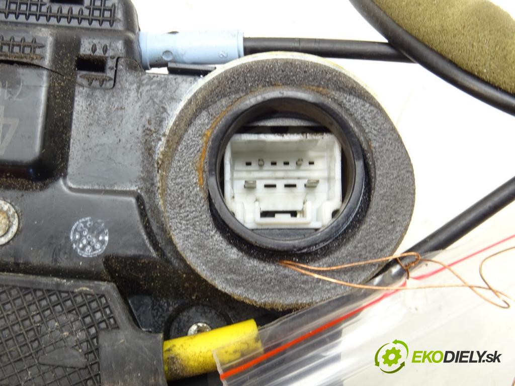 TOYOTA LAND CRUISER 200 (_J2_) 2007 - 2022    5.7 V8 (URJ200) 280 kW [381 KM] benzyna 2008 - 202  zámok zadní část pravý
