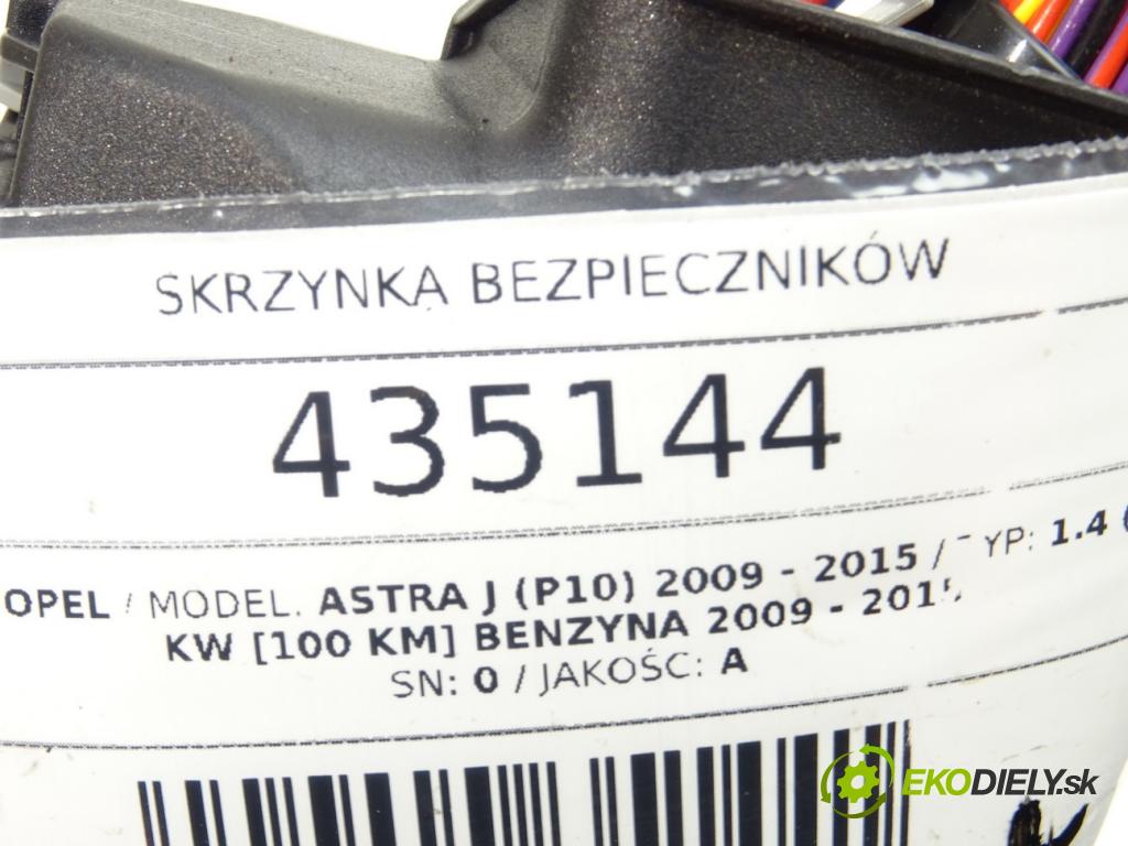 OPEL ASTRA J (P10) 2009 - 2015    1.4 (68) 74 kW [100 KM] benzyna 2009 - 2015  skříňka poistková 13222786 (Pojistkové skříňky)