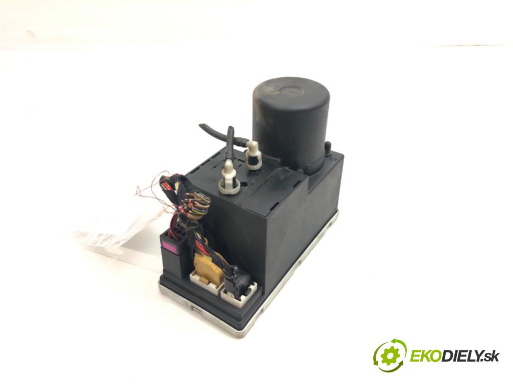 AUDI A4 B5 (8D2) 1994 - 2001    1.9 TDI 81 kW [110 KM] olej napędowy 1995 - 2000  pumpa centrálneho zámku 8L0862257E (Riadiace jednotky centrálneho zámku)