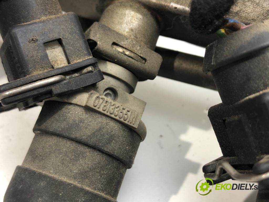 AUDI A4 B5 (8D2) 1994 - 2001    1.6 74 kW [100 KM] benzyna 1994 - 2000  Lišta vstrekovacia Vstrekovacie ventily 078133551N (Vstrekovacie lišty)