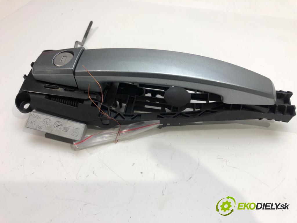 OPEL ASTRA J (P10) 2009 - 2015    1.3 CDTI (68) 70 kW [95 KM] olej napędowy 2009 - 2  Kľučka predný ľavá strana vonkajšia  (Vonkajšie predné ľavé)