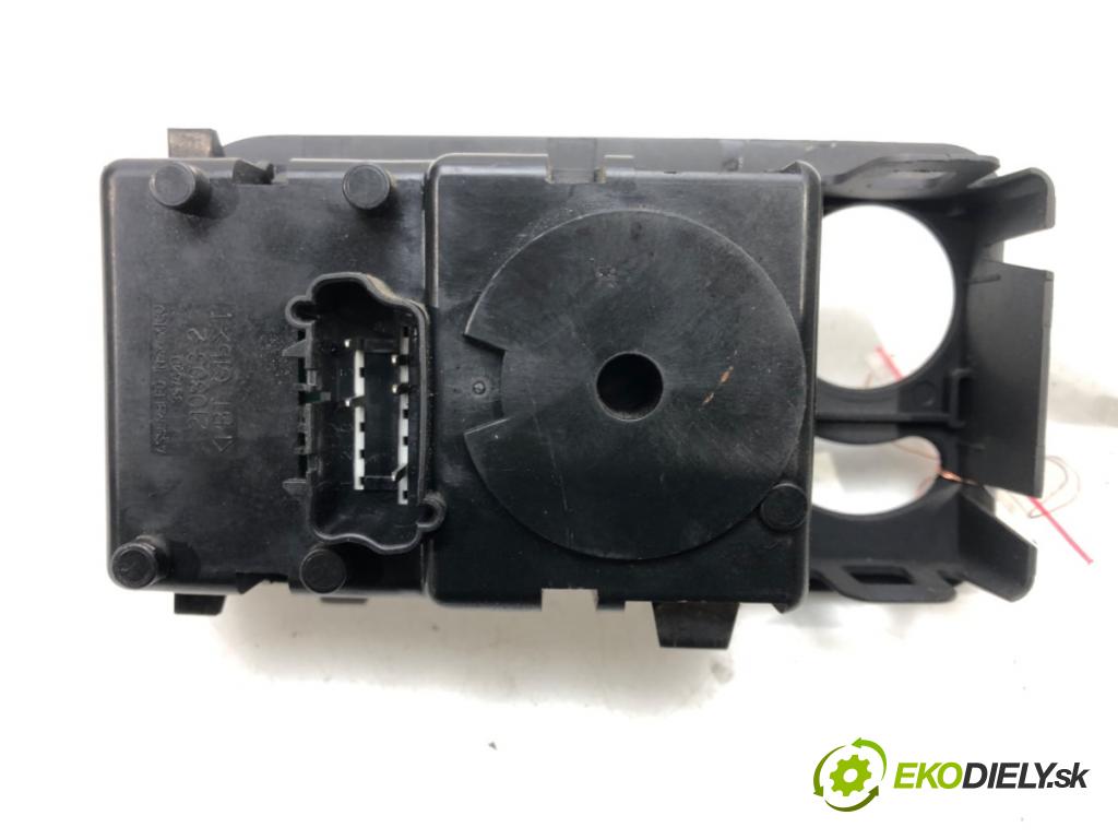 DODGE CARAVAN (RG_) 2000 - 2007    3.3 134 kW [182 KM] benzyna 2000 - 2006  Prepínač nastavenia svetiel  (Prepínače, spínače, tlačidlá a ovládače kúrenia)