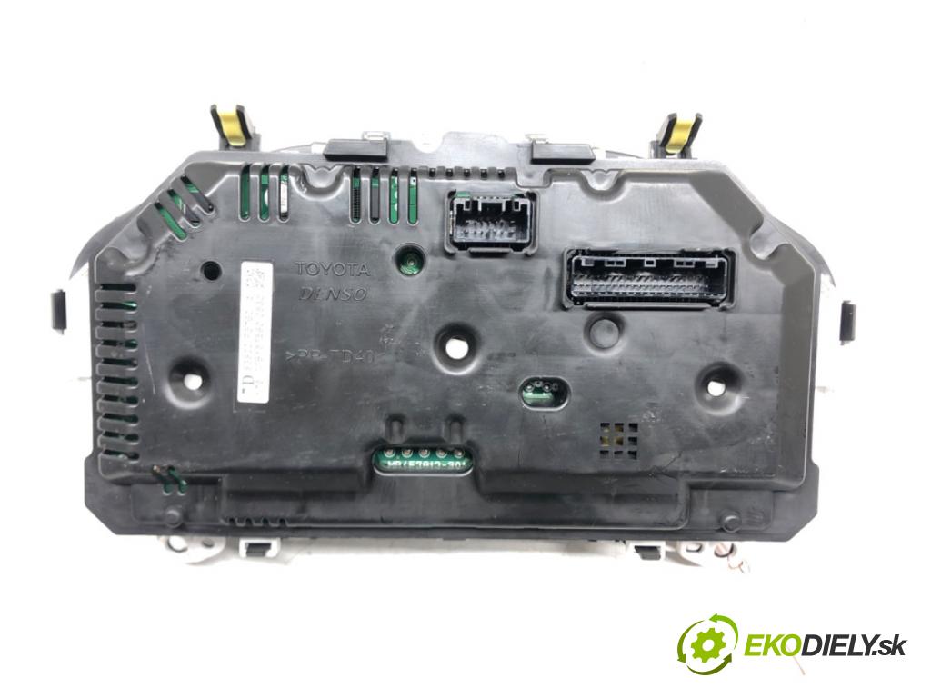 TOYOTA YARIS (_P13_) 2010 - 2022    1.0 (KSP130_) 51 kW [69 KM] benzyna 2010 - 2022  Prístrojovka 83800-F5760 (Prístrojové dosky, displeje)
