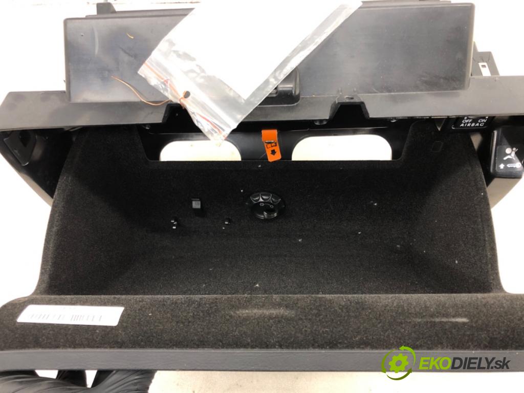 VW PASSAT B6 Variant (3C5) 2005 - 2011    2.0 TDI 81 kW [110 KM] olej napędowy 2008 - 2010  Priehradka, kastlík spolujazdca  (Priehradky, kastlíky)