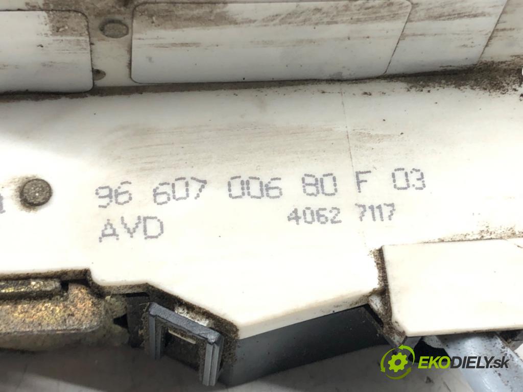 CITROEN C4 I (LC_) 2004 - 2014    1.6 16V 80 kW [109 KM] benzyna 2004 - 2011  zámok přední část pravý 9660700680F