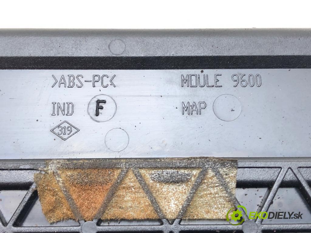 RENAULT LAGUNA III (BT0/1) 2007 - 2015    2.0 dCi (BT01, BT08, BT09, BT0E, BT0K, BT12, BT1C,  držák na nápoje  (Úchyty)