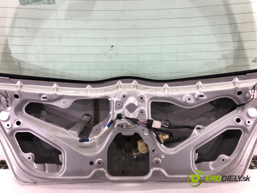 TOYOTA YARIS (_P9_) 2005 - 2014    1.4 D-4D (NLP90_) 66 kW [90 KM] olej napędowy 2005  zadní část kapota  (Zadní kapoty)