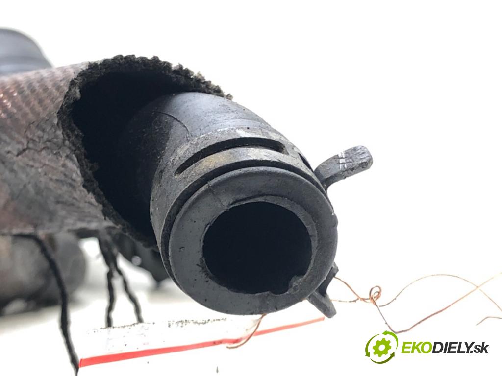 AUDI A4 B6 (8E2) 2000 - 2005    2.5 TDI quattro 132 kW [180 KM] olej napędowy 2000  Rúra hadice trubka vzduchu 4B0129627A (Hadice chlazení vzduchu)