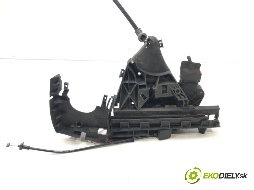 VOLVO V50 (545) 2003 - 2012    2.0 D 100 kW [136 KM] olej napędowy 2004 - 2010  zámok přední část pravý 30753664