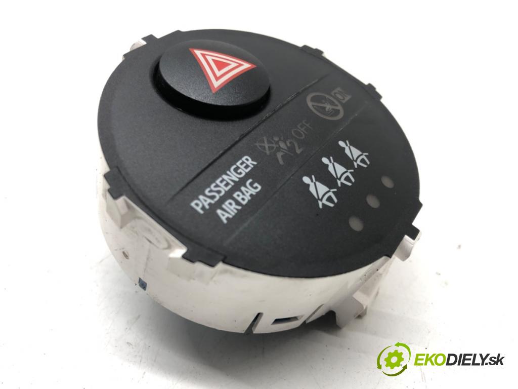TOYOTA YARIS (_P13_) 2010 - 2022    1.0 (KSP130) 53 kW [72 KM] benzyna 2018 - 2022  Spínač svetiel výstražných (núdzových) 839500D100 (Prepínače, spínače, tlačidlá a ovládače kúrenia)