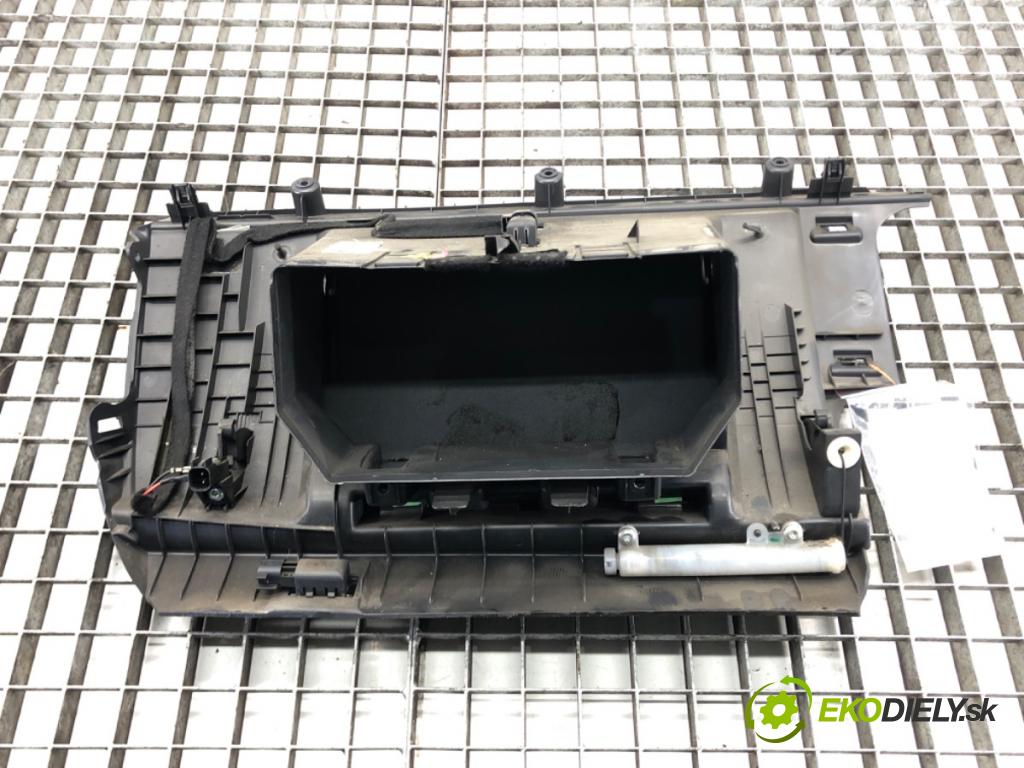 VOLVO C30 (533) 2006 - 2013    2.0 D 100 kW [136 KM] olej napędowy 2006 - 2012  Priehradka, kastlík spolujazdca  (Priehradky, kastlíky)