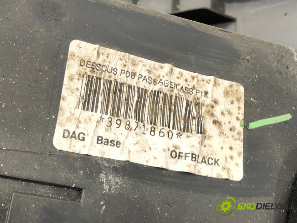 VOLVO C30 (533) 2006 - 2013    2.0 D 100 kW [136 KM] olej napędowy 2006 - 2012  Priehradka, kastlík spolujazdca  (Priehradky, kastlíky)