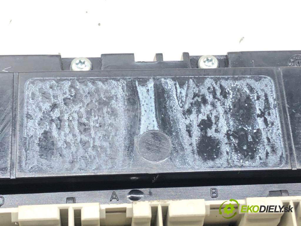 VW BORA I (1J2) 1998 - 2013    1.9 TDI 74 kW [101 KM] olej napędowy 2000 - 2005  Panel ovládania kúrenia 0 (Prepínače, spínače, tlačidlá a ovládače kúrenia)