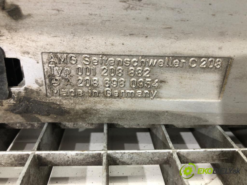 MERCEDES-BENZ C208 coupe 2000 255 kW 55 AMG (208.374) 5439 Lišta prahová ľavá strana A2086981054 (Lišta prahová)