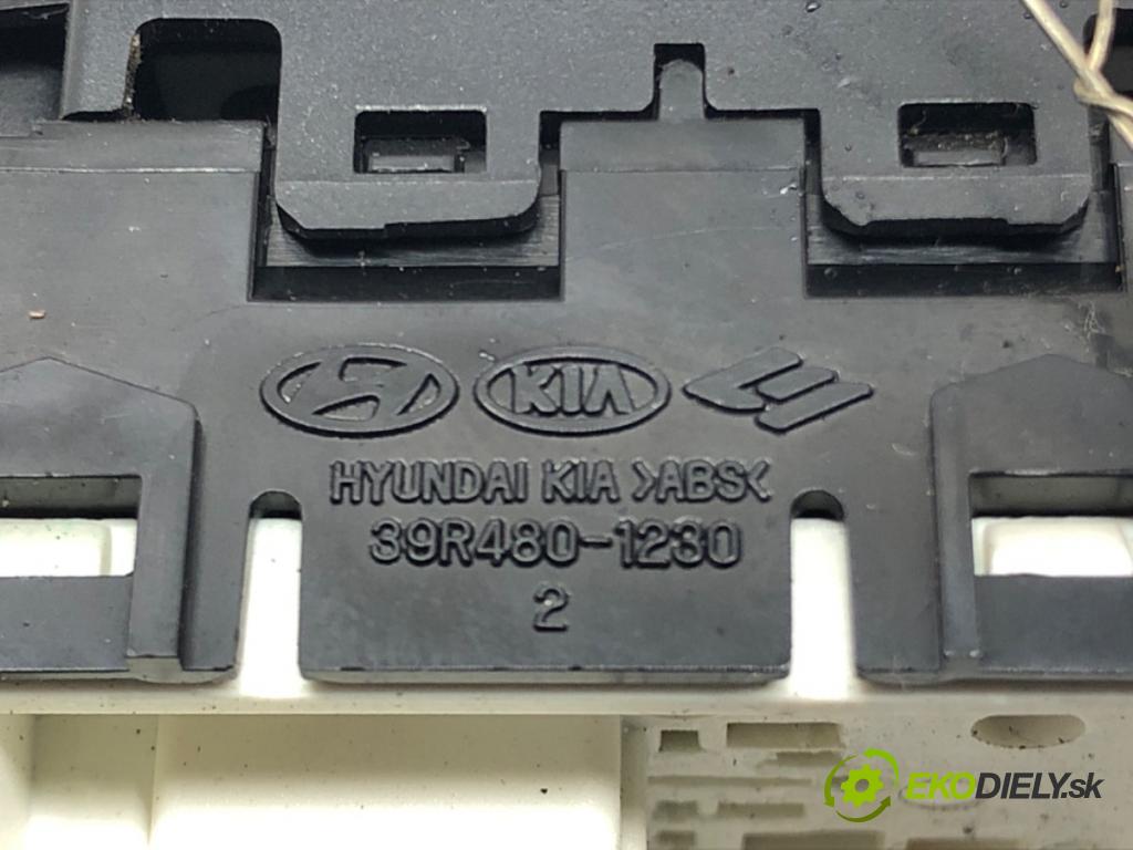 HYUNDAI i40 I (VF) 2012 - 2022    1.7 CRDi 100 kW [136 KM] olej napędowy 2012 - 2022  Prepínač nastavenia spätných zrkadiel 39R480-1280 (Prepínače, spínače, tlačidlá a ovládače kúrenia)
