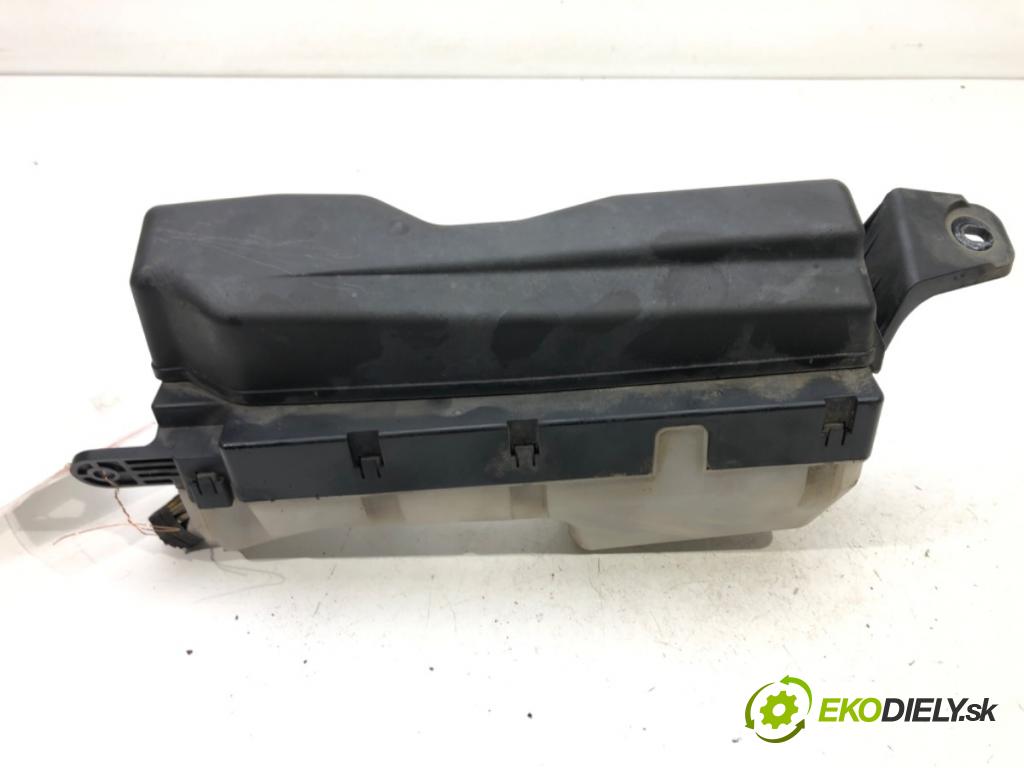 TOYOTA COROLLA Verso (ZER_, ZZE12_, R1_) 2004 - 2009    2.0 D-4D (CUR10_) 85 kW [116 KM] olej napędowy 200  skříňka poistková  (Pojistkové skříňky)