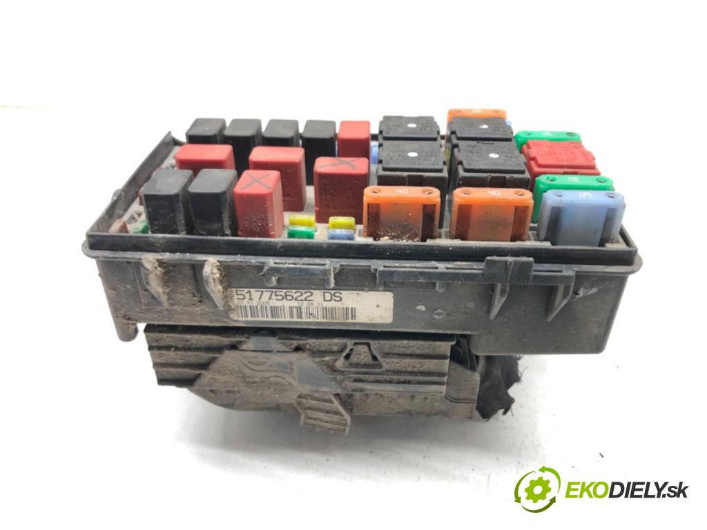 FIAT GRANDE PUNTO (199_) 2005 - 2022    1.3 D Multijet (199.AXD11, 199.AXD1A, 199.AXD1B,..  skříňka poistková 51775622 (Pojistkové skříňky)