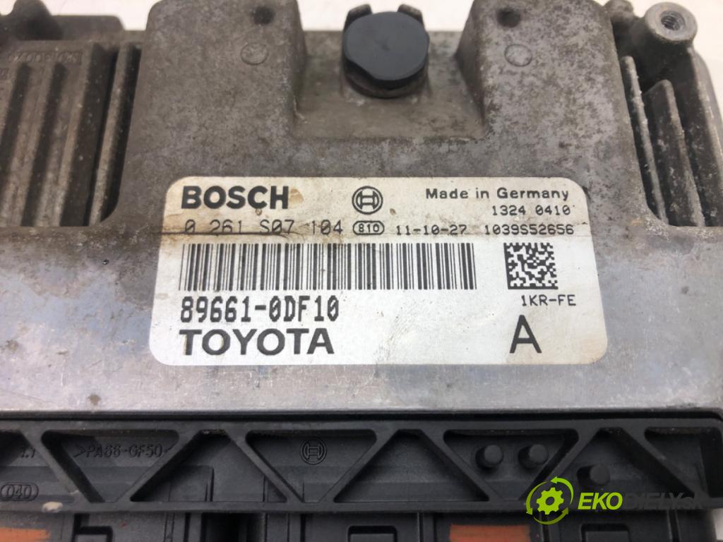 TOYOTA YARIS (_P13_) 2010 - 2022    1.0 (KSP130_) 51 kW [69 KM] benzyna 2010 - 2022  riadiaca jednotka Motor 89661-0DF10 (Riadiace jednotky)
