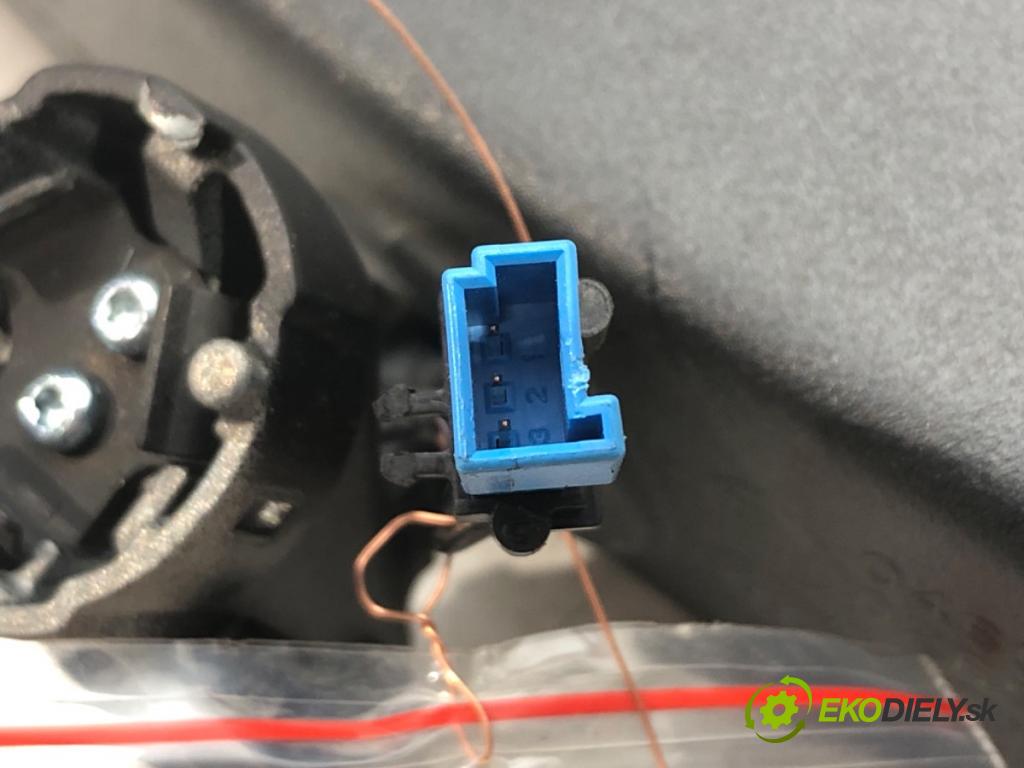 FORD FOCUS III Turnier 2010 - 2022    1.5 TDCi 88 kW [120 KM] olej napędowy 2014 - 2022  zpětné zrcátko vnitřní BU5A-17E678-VB (Světla vnitřní)