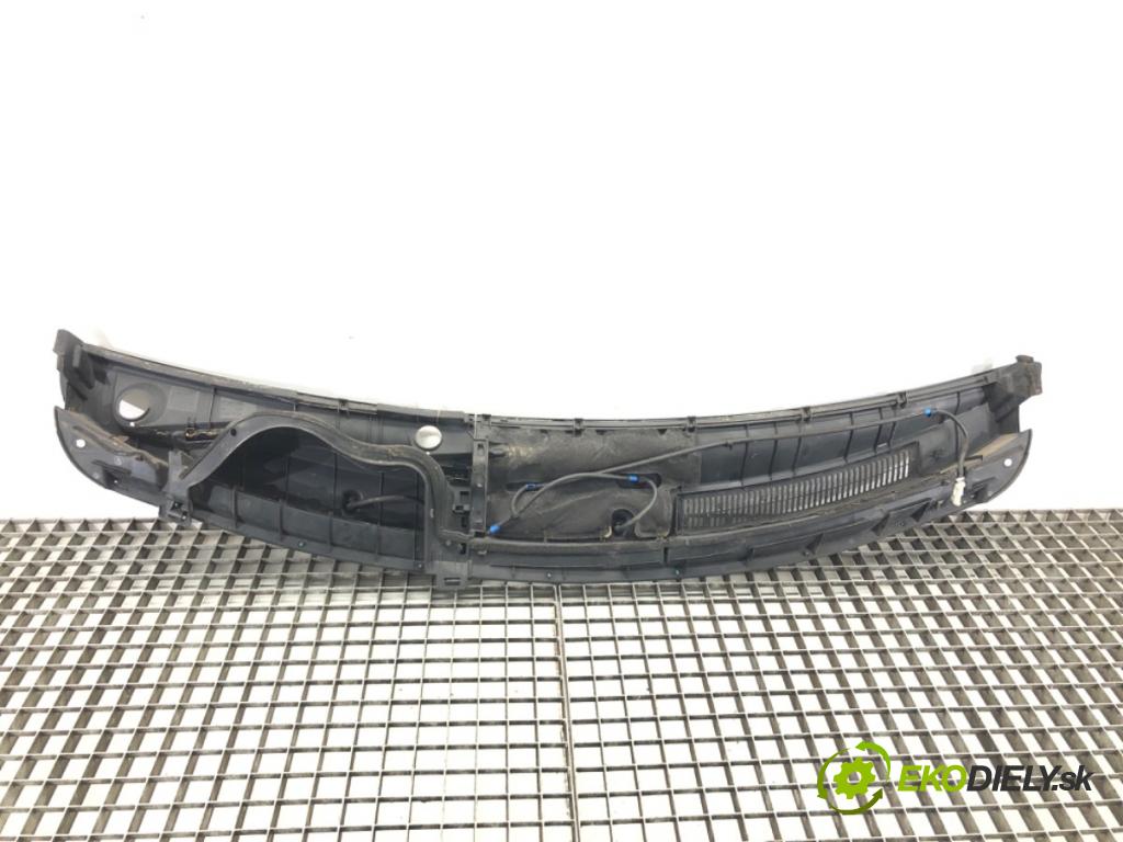 TOYOTA YARIS (_P9_) 2005 - 2014    1.4 D-4D (NLP90_) 66 kW [90 KM] olej napędowy 2005  Torpédo, plast pod čelné okno 55781-0D100 (Torpéda)