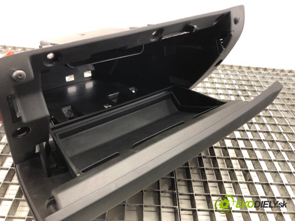 VOLVO V40 liftback (525, 526) 2012 - 2022    D2 88 kW [120 KM] olej napędowy 2015 - 2018  Priehradka, kastlík spolujazdca  (Priehradky, kastlíky)