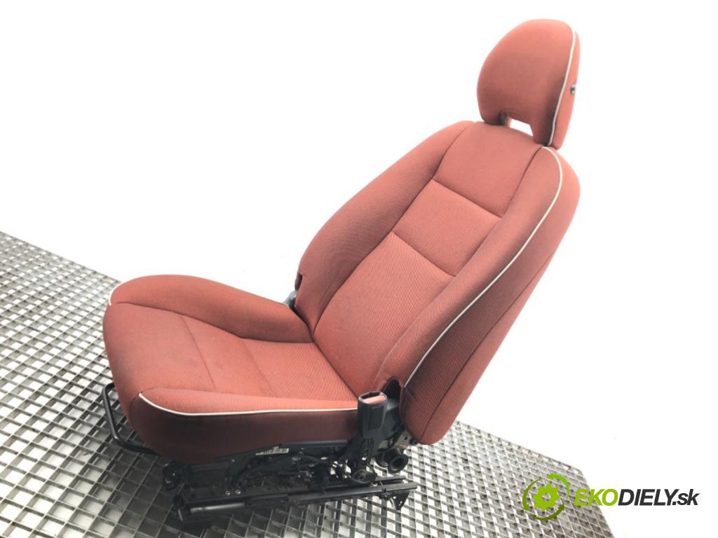 VOLVO C30 (533) 2006 - 2013    1.6 74 kW [100 KM] benzyna 2006 - 2012  Sedadlo pravy predný