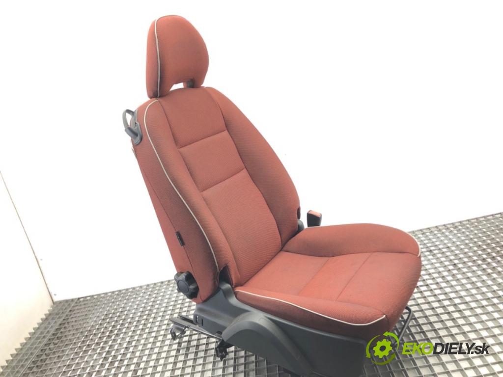 VOLVO C30 (533) 2006 - 2013    1.6 74 kW [100 KM] benzyna 2006 - 2012  Sedadlo pravy predný