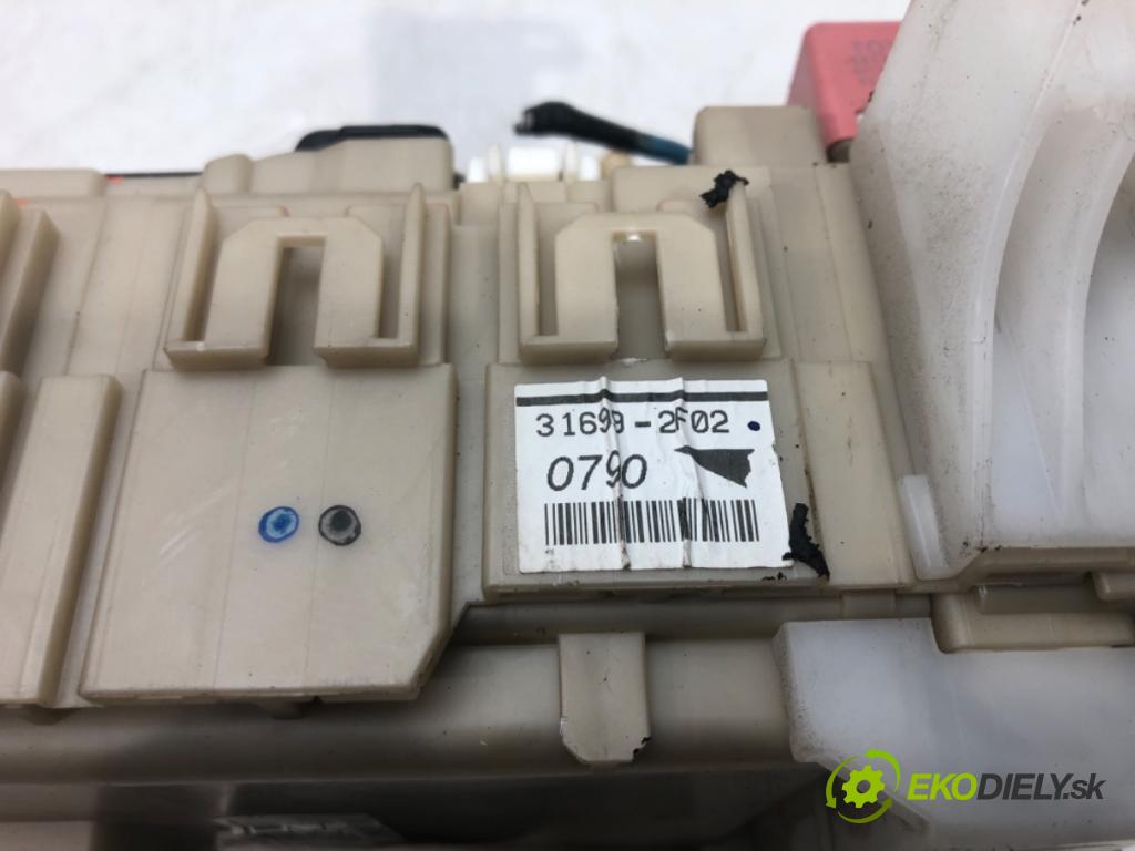 TOYOTA AURIS (_E15_) 2006 - 2012    1.33 Dual-VVTi (NRE150_) 73 kW [99 KM] benzyna 201  skříňka poistková 82730-02J71 (Pojistkové skříňky)