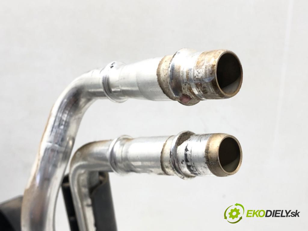 FORD TRANSIT COURIER B460 Nadwozie pełne/minivan 2014 - 2022    1.5 TDCi 55 kW [75 KM] olej napędowy 2014 - 2022  Výhrevné teleso, radiátor kúrenia AV11-18N276-AA (Radiátory kúrenia)