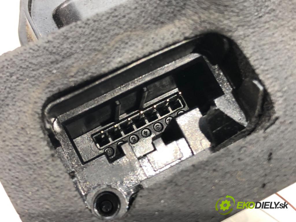 SKODA OCTAVIA III (5E3, NL3, NR3) 2012 - 2022    1.4 TSI 103 kW [140 KM] benzyna 2012 - 2022  zámok dveře pravý přední část 5E1837016