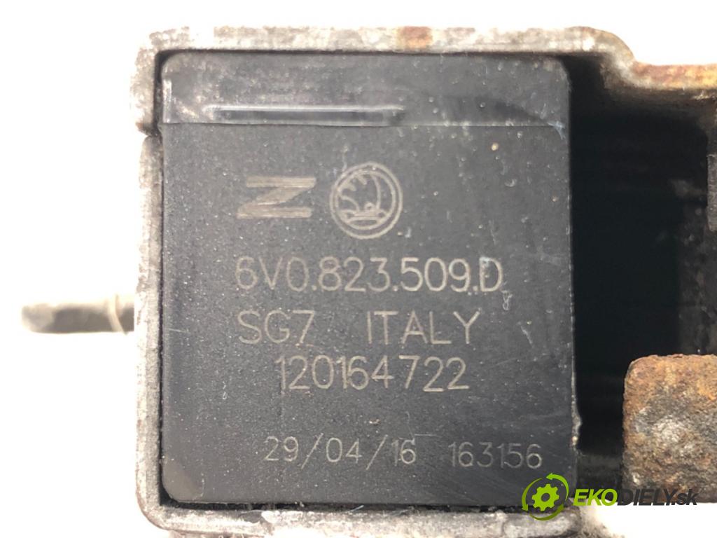 SKODA FABIA III Kombi (NJ5) 2014 - 2022    1.0 55 kW [75 KM] benzyna 2014 - 2022  zámok kapoty přední část 6V0823509D