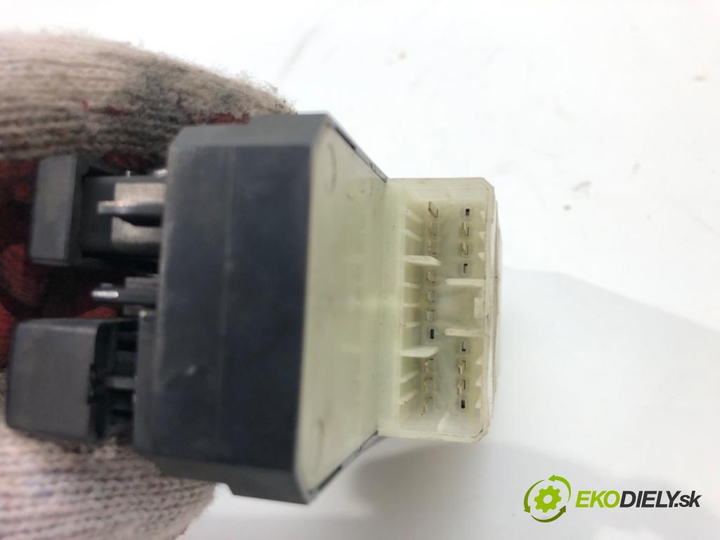 FIAT SEDICI (189_) 2006 - 2014    1.9 D Multijet 88 kW [120 KM] olej napędowy 2006 -  Prepínač okien  (Prepínače, spínače, tlačidlá a ovládače kúrenia)