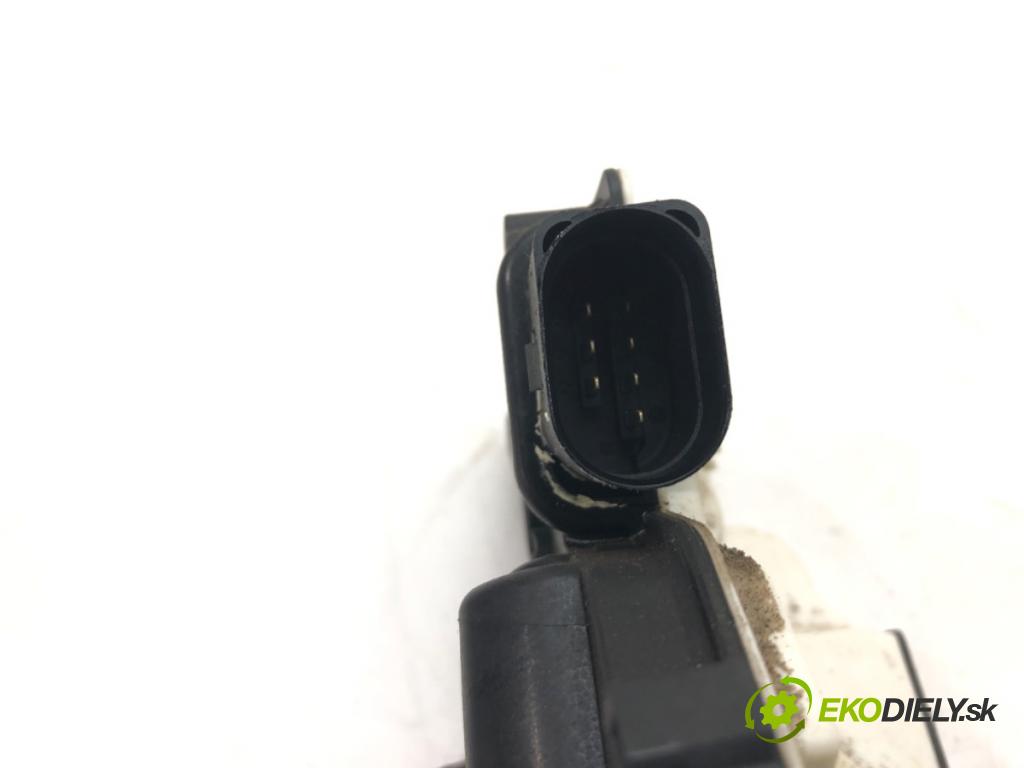 SKODA SUPERB II Kombi (3T5) 2009 - 2015    1.6 TDI 77 kW [105 KM] olej napędowy 2010 - 2015  zámok dveře levý přední část 5N1837015C
