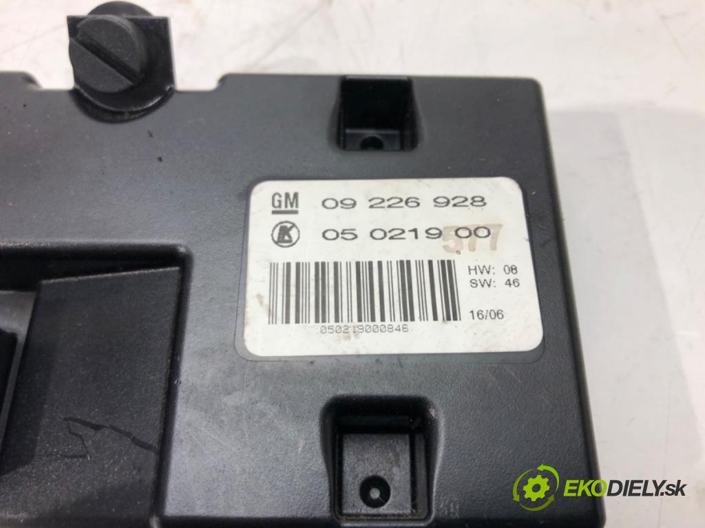 OPEL VECTRA C (Z02) 2002 - 2009    3.0 CDTi (F69) 135 kW [184 KM] olej napędowy 2005   Modul pamäte sedačky 09226928