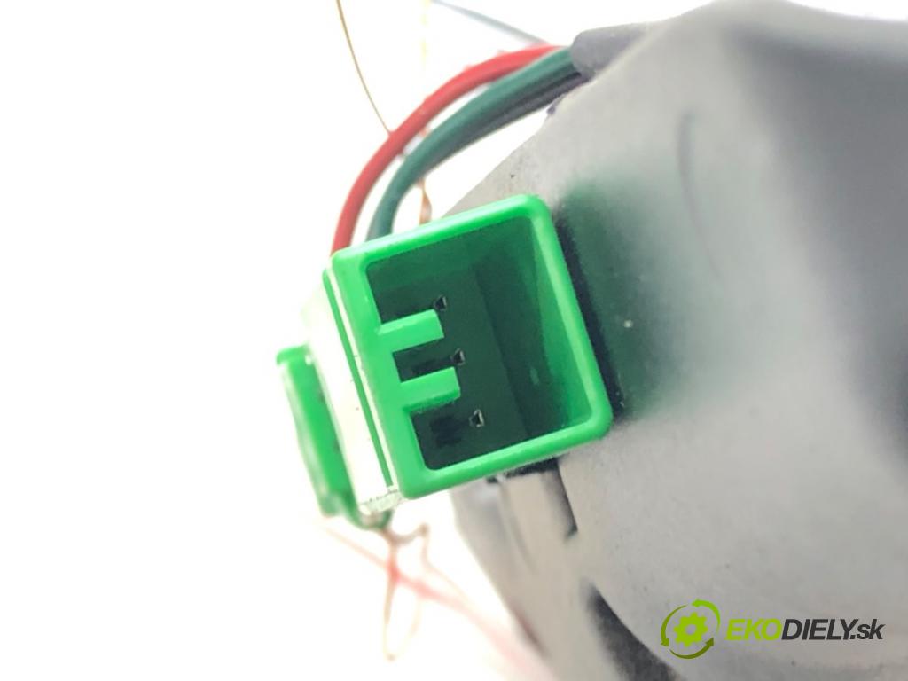 VOLVO S60 II (134) 2010 - 2018    D4 133 kW [181 KM] olej napędowy 2013 - 2015  zpětné zrcátko vnitřní  (Světla vnitřní)