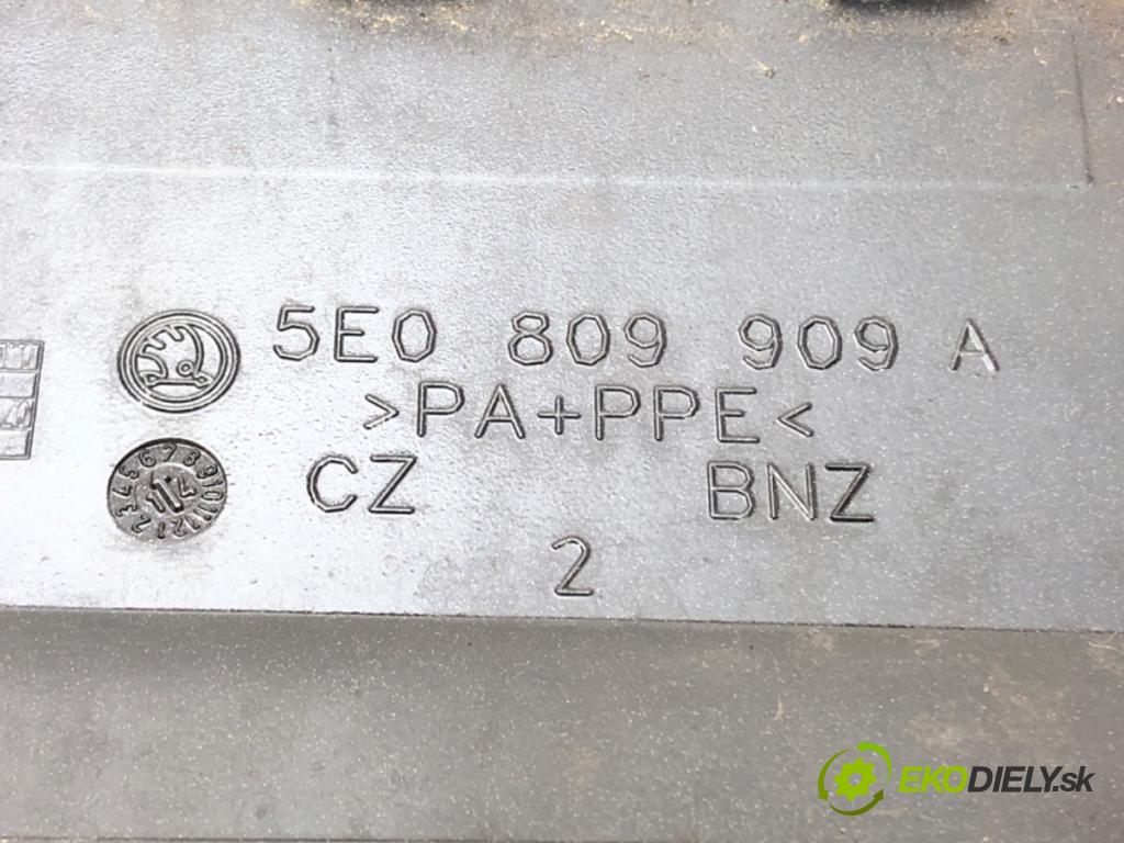 SKODA OCTAVIA III (5E3, NL3, NR3) 2012 - 2022    1.8 TSI 132 kW [180 KM] benzyna 2012 - 2022  Dvierka nádrže paliva 5E0809909A (Ostatné)